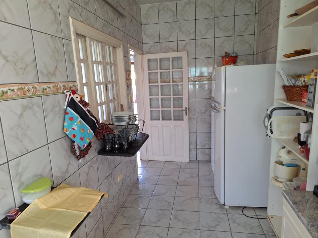 Kuchyň nebo kuchyňský kout v ubytování Chácara no Condomínio Village Castelo - Próximo ao Maeda e a 50 minutos de São Paulo