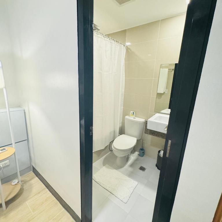 Koupelna v ubytování Mactan Newtown Condo with Free airport pickup