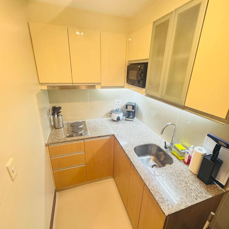 Kuchyň nebo kuchyňský kout v ubytování Mactan Newtown Condo with Free airport pickup