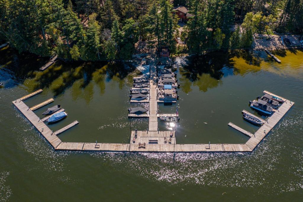 une vue aérienne sur un quai avec des bateaux dans l'eau dans l'établissement Cabin O' Pines - A Family Friendly Resort, à Orr
