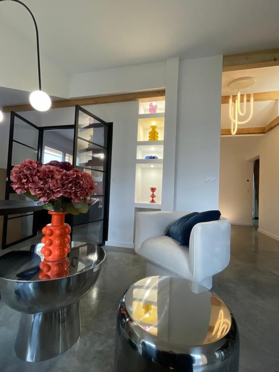 un soggiorno con un divano bianco e un tavolo di Appartement moderne dominant la ville a Pontarlier