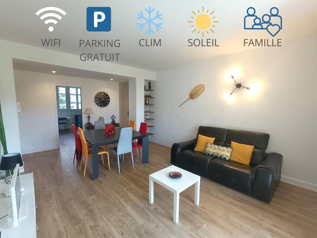 un salon avec un canapé et une table dans l'établissement T3 PLAGES - Parking - Clim, à Toulon