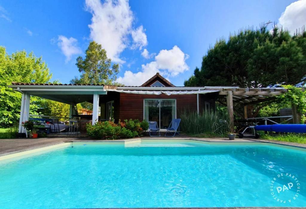 une piscine devant une maison dans l'établissement Villa du Lys, à Eysines