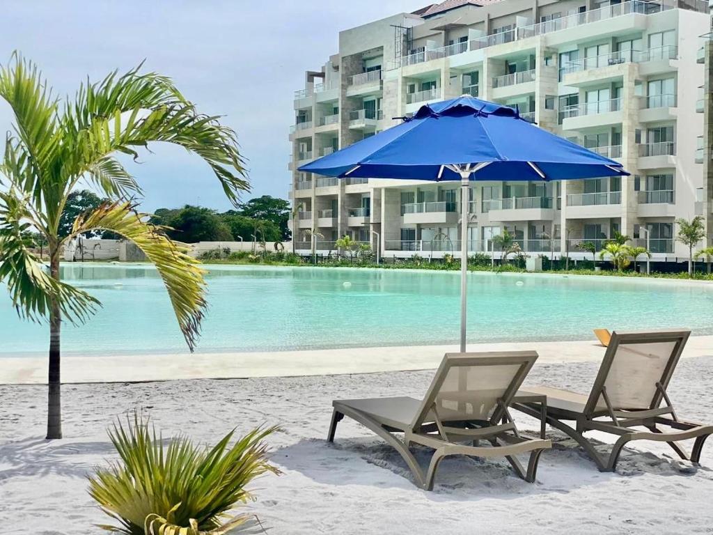 Piscina de la sau aproape de U-GO Baia Kristal: Oasis Moderno en Cartagena