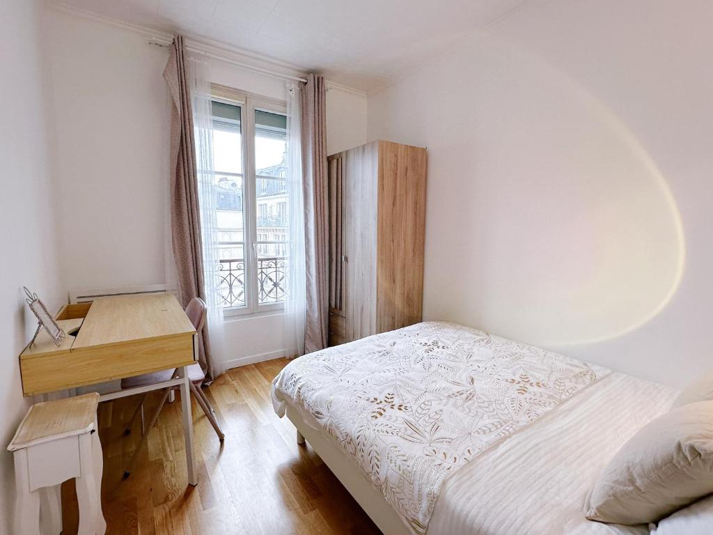 une chambre avec un lit, un bureau et une fenêtre dans l'établissement Paris center 2 rooms appt metro 14 Olympiades, à Paris