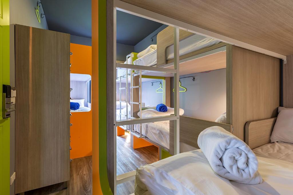 Postel nebo postele na pokoji v ubytování iSanook Hostel