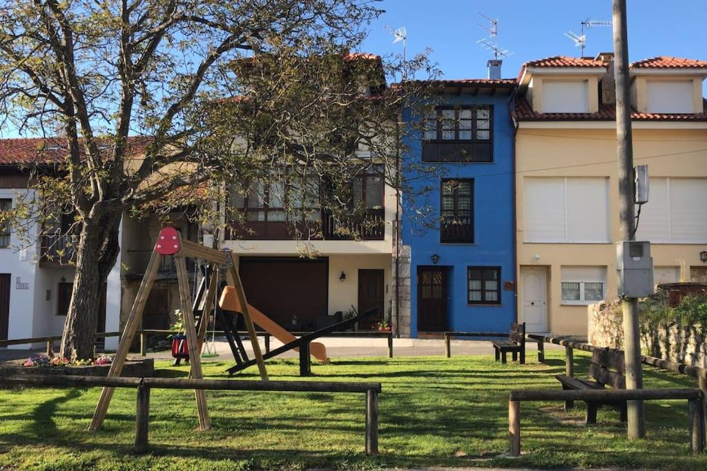 einen Spielplatz in einem Hof vor einem Gebäude in der Unterkunft El Corral in Llanes