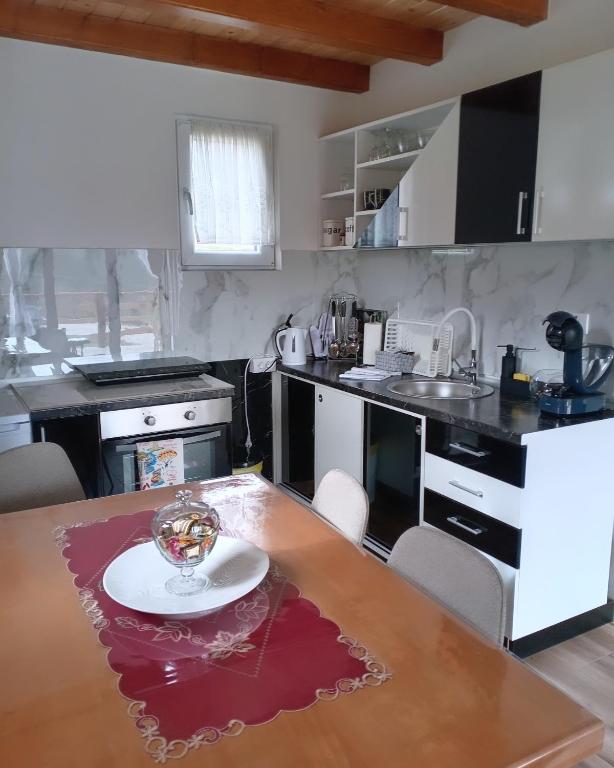 Cucina o angolo cottura di Planinska kuća Rabas