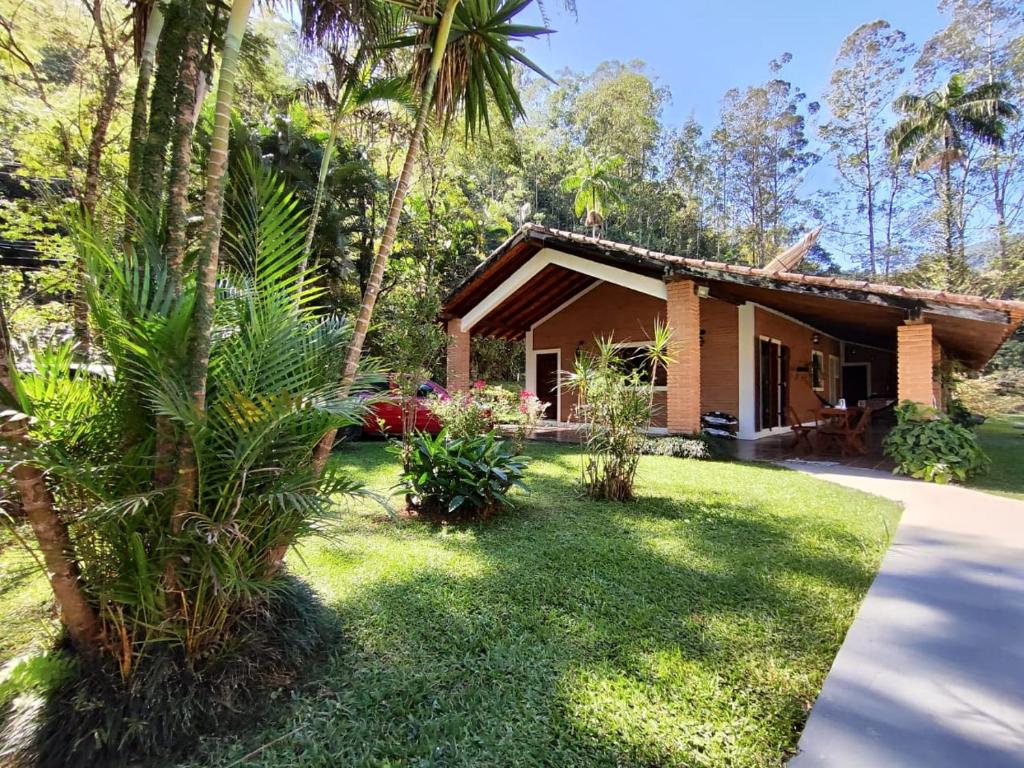 a house with a garden in front of it at CASA DE CAMPO DOS SONHOS in São José dos Campos