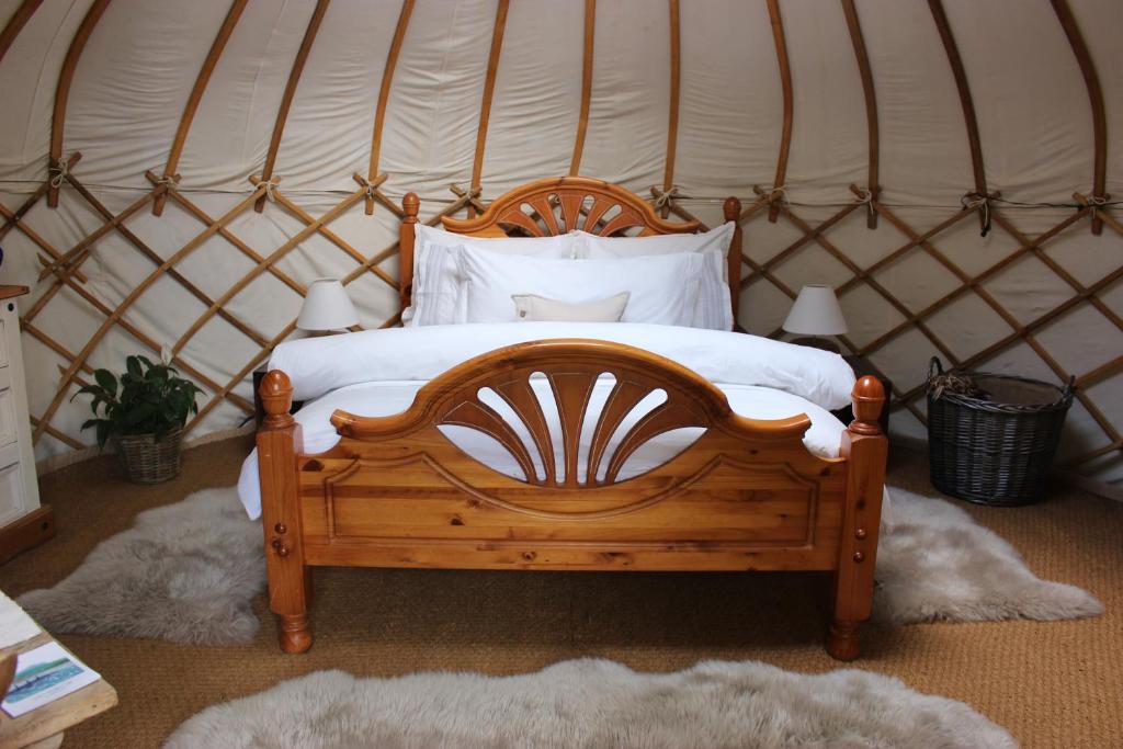 Postel nebo postele na pokoji v ubytování The Yurt at Worcesters Farm
