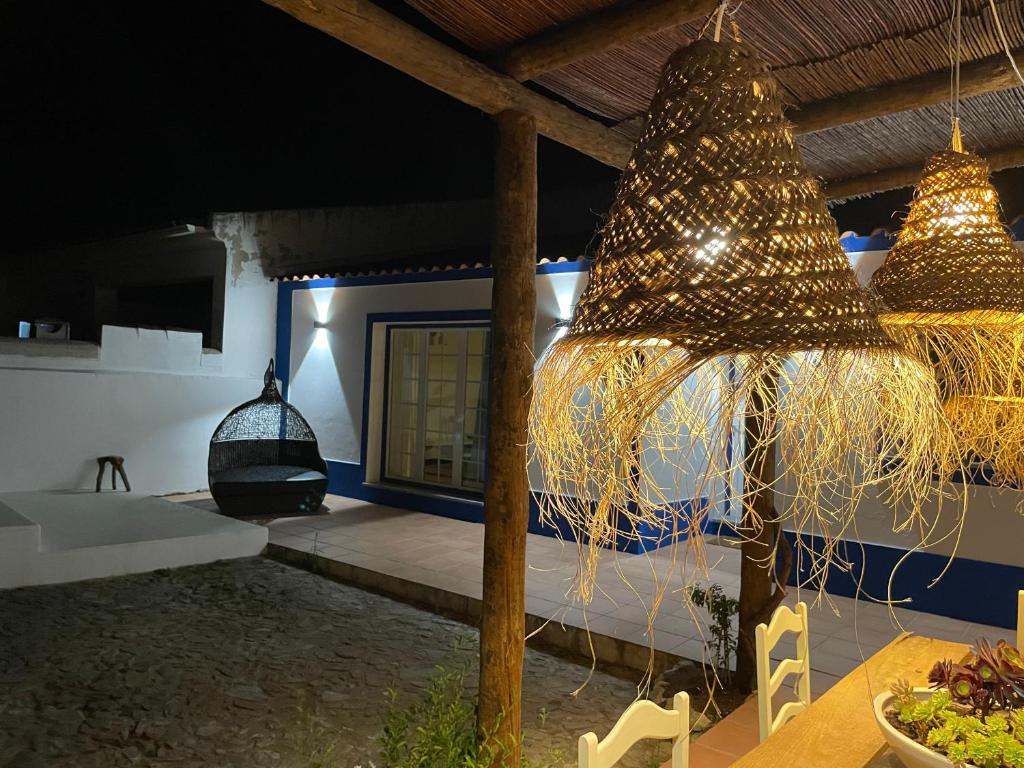 una casa con due lampadari appesi al soffitto di Wine under the Stars a Reguengos de Monsaraz