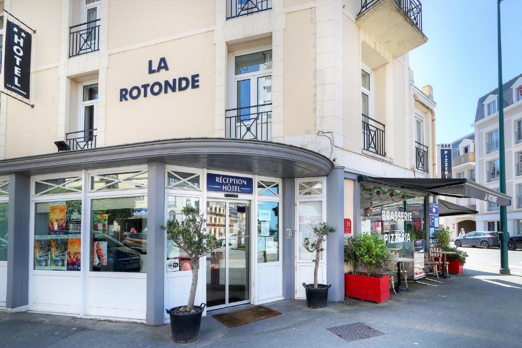 une devanture de magasin d'un immeuble dans une rue dans l'établissement La Rotonde, à Saint-Malo