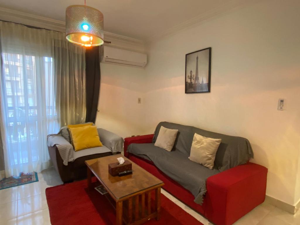 Posezení v ubytování Al-Rehab luxury apartment Families only