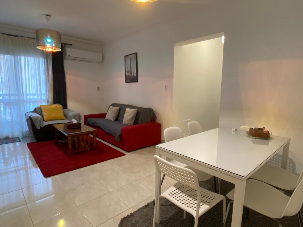 Posezení v ubytování Al-Rehab luxury apartment Families only