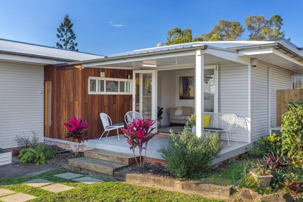una casa con portico con tavolo e sedie di Warm and Cozy Cottage House a Gympie