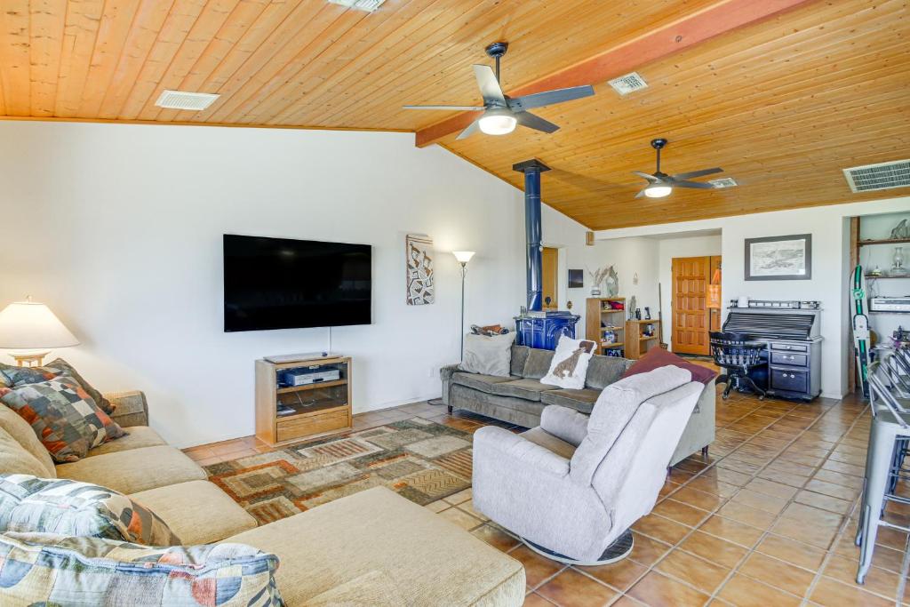 Μια τηλεόραση ή/και κέντρο ψυχαγωγίας στο Bullhead City Home with Views, Close to Lake Mohave!