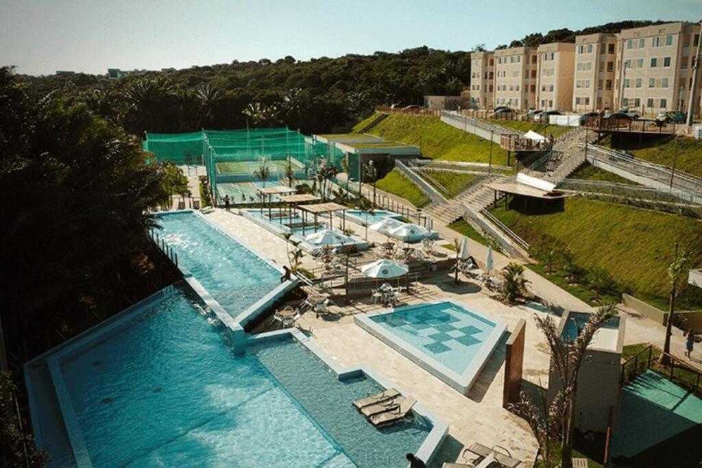 una vista dall'alto di una piscina con un resort di Apartamento 10min da praia a pé rota turística a Parnamirim