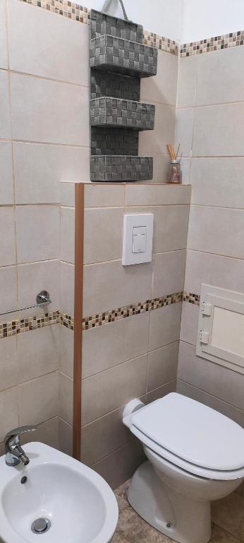 łazienka z toaletą i umywalką w obiekcie Studio Room Pasilong Vacanza nel Salento w mieście Soleto