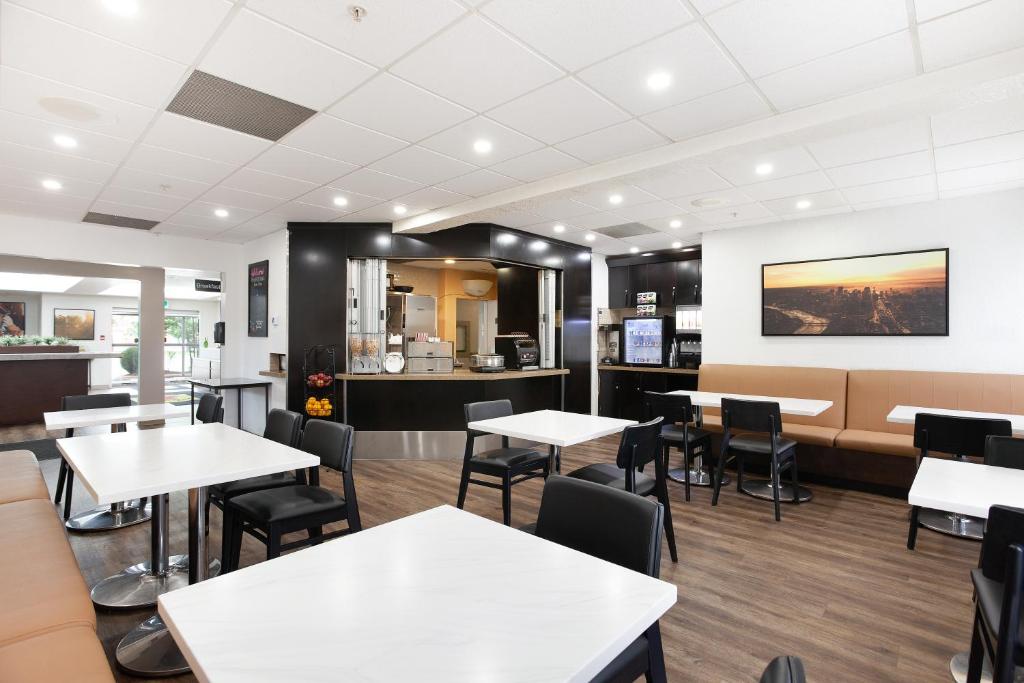 Restaurace v ubytování Super 8 by Wyndham Calgary Shawnessy Area