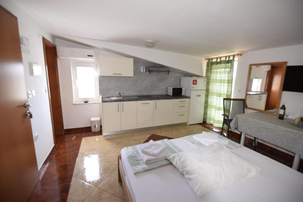 Postel nebo postele na pokoji v ubytování apartmani Puzek