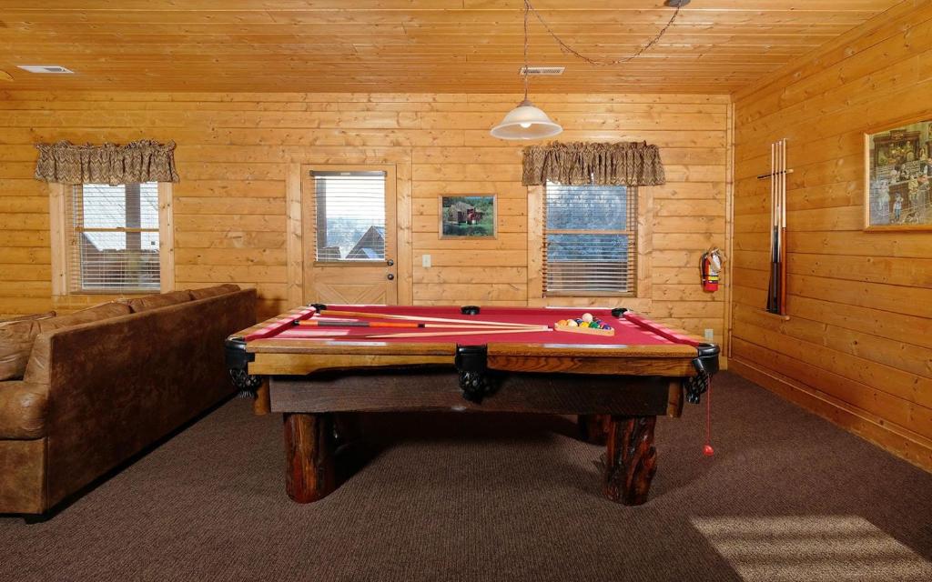 Habitación con mesa de billar y sofá en Above it All, en Pigeon Forge