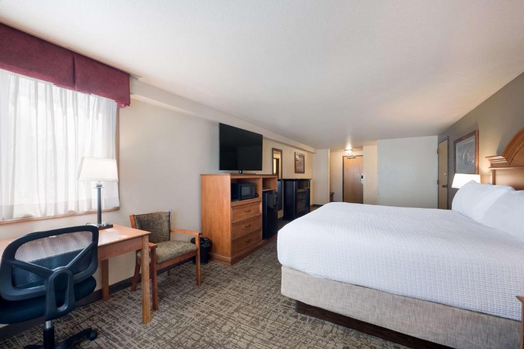 Best Western Bidarka Inn - King Room - Non-Smoking