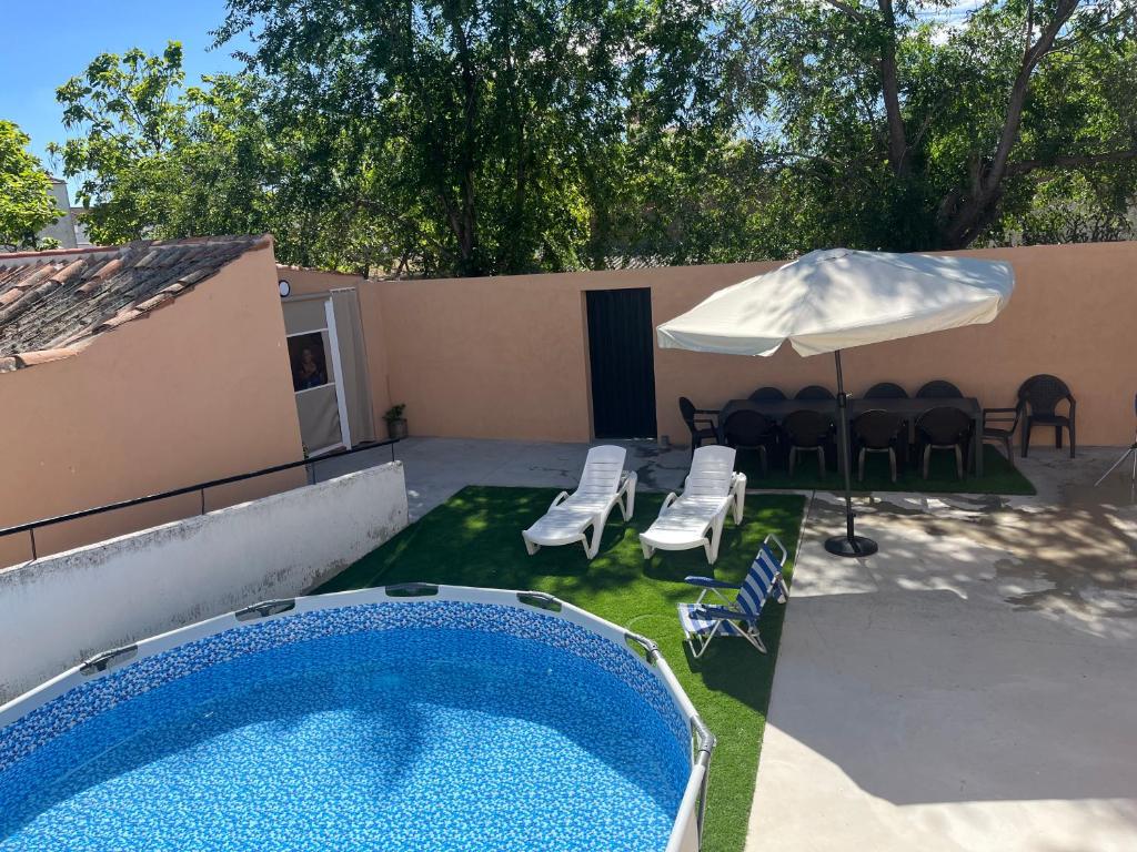 Bazén v ubytování La Alameda nebo v jeho okolí