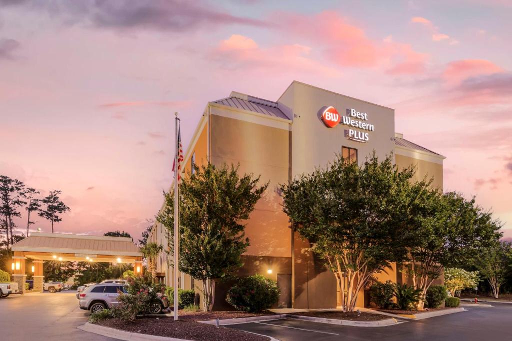 una vista frontal de un hotel con una señal de krispy kreme en Best Western Plus Wilmington &#47; Wrightsville Beach, en Wilmington