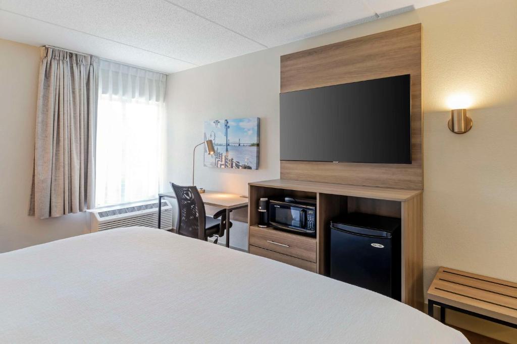 Best Western Plus Wilmington / Wrightsville Beach - King Room - Non-Smoking