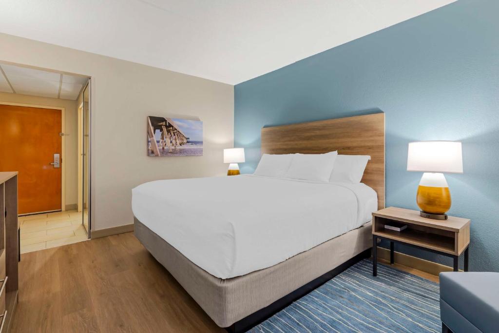 Best Western Plus Wilmington / Wrightsville Beach - King Room - Pet Friendly/Non-Smoking