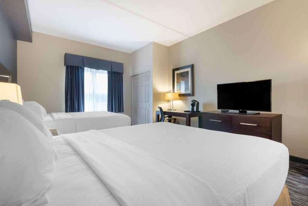 TV a/nebo společenská místnost v ubytování Best Western Plus Brandon Inn
