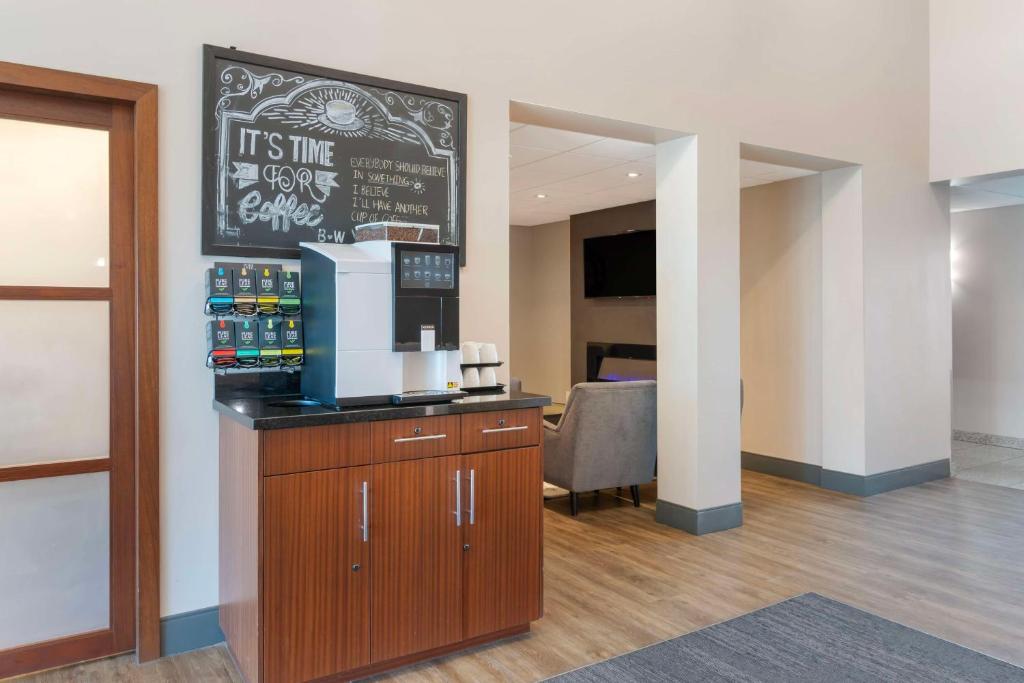 Kuchyň nebo kuchyňský kout v ubytování Best Western Plus Brandon Inn
