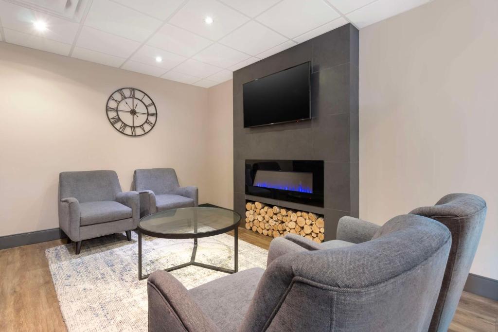TV a/nebo společenská místnost v ubytování Best Western Plus Brandon Inn