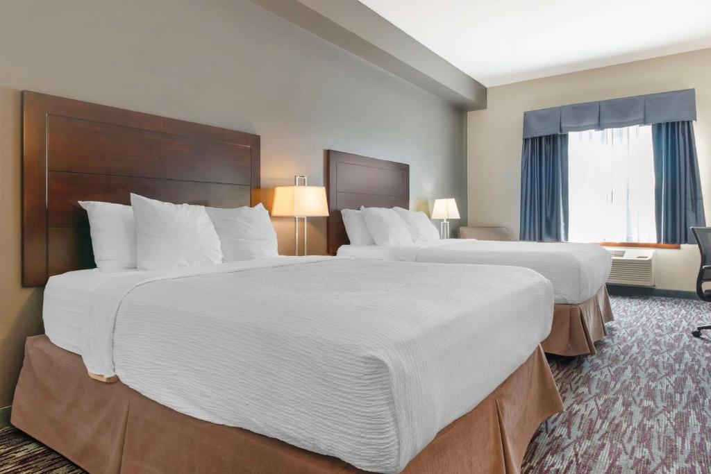 Postel nebo postele na pokoji v ubytování Best Western Plus Brandon Inn