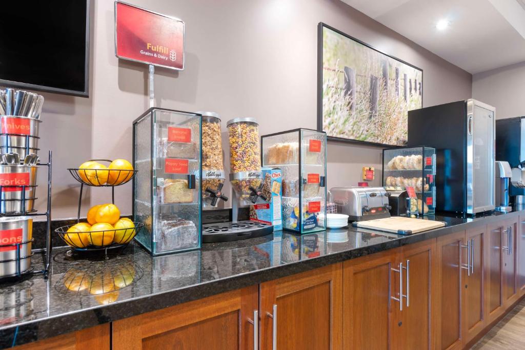 Kuchyň nebo kuchyňský kout v ubytování Best Western Plus Brandon Inn