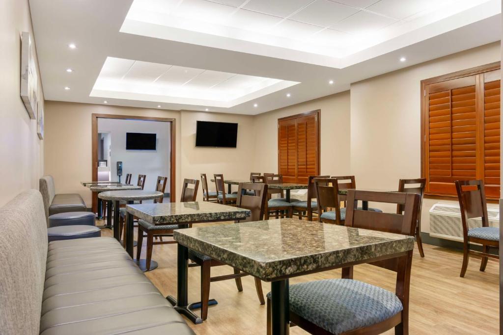 Posezení v ubytování Best Western Plus Brandon Inn