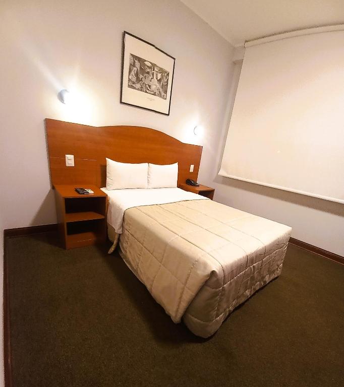 Rúm í herbergi á HOTEL Javier Prado Inn
