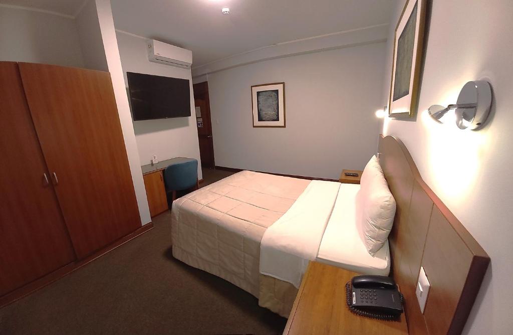 Rúm í herbergi á HOTEL Javier Prado Inn