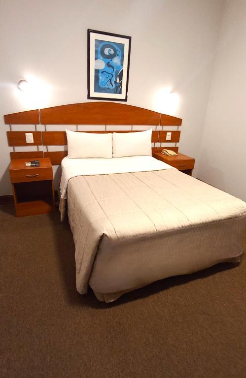 Rúm í herbergi á HOTEL Javier Prado Inn