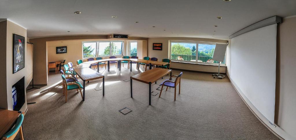 TV a/nebo společenská místnost v ubytování Naturhotel Rebling