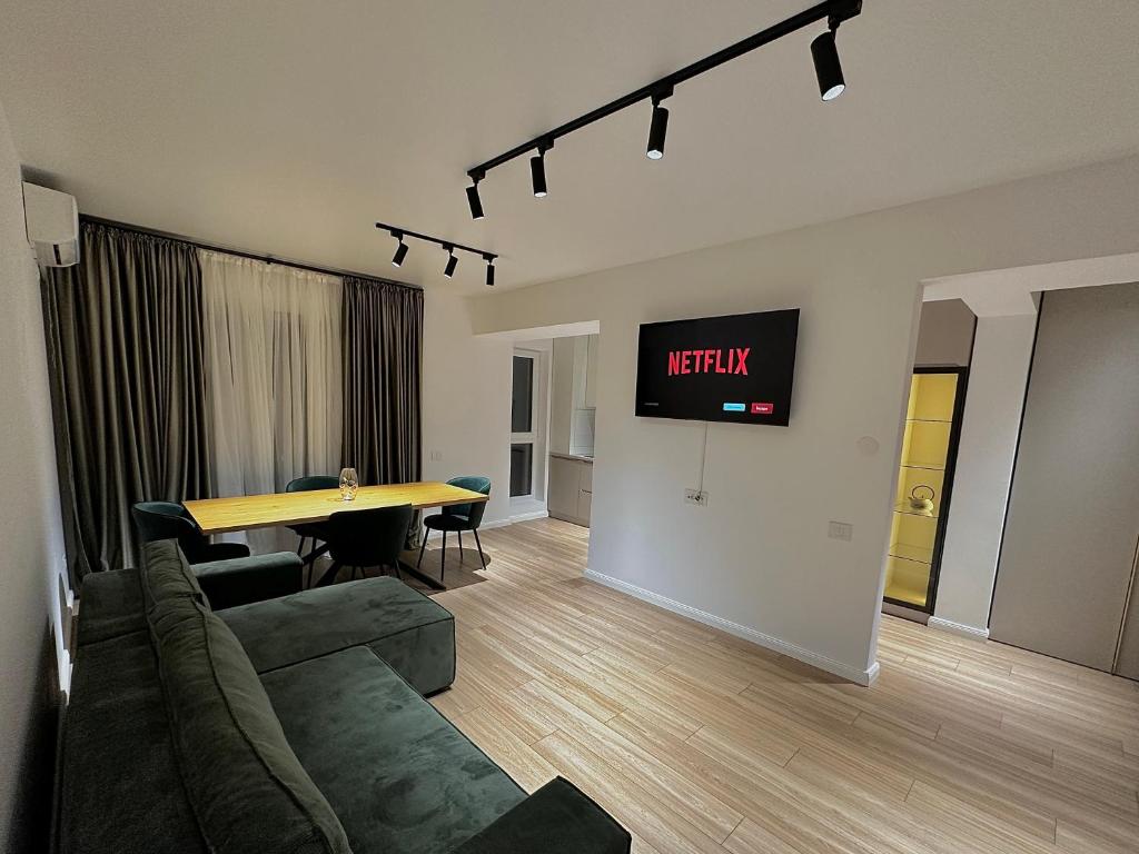 Μια τηλεόραση ή/και κέντρο ψυχαγωγίας στο AMB Residence Luxury Pipera