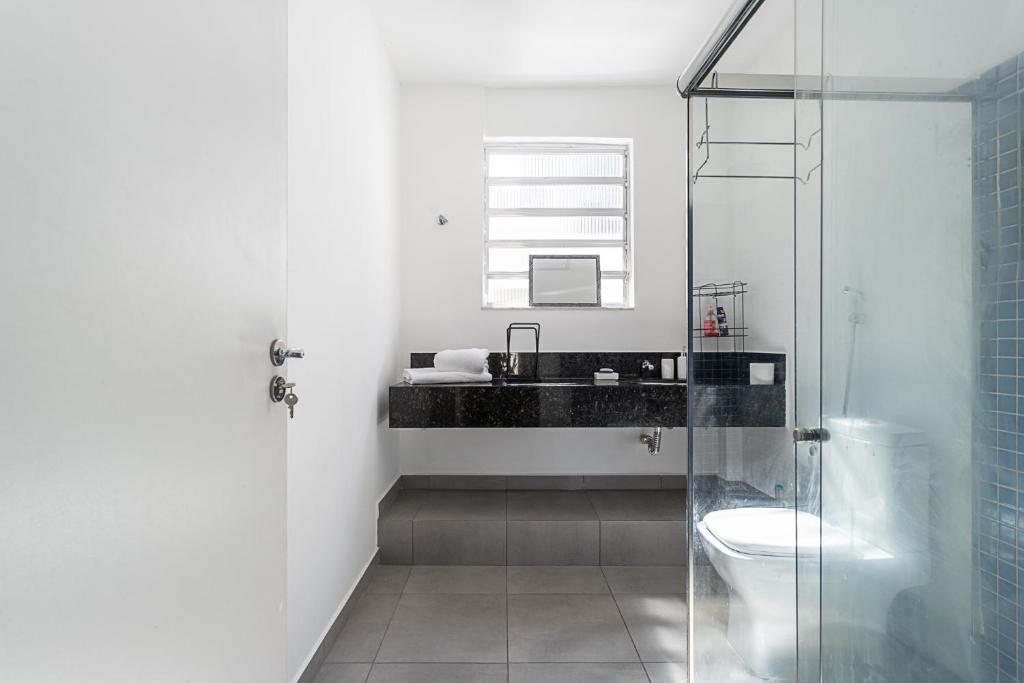 ein Badezimmer mit Toilette und Glasdusche in der Unterkunft Stella Maria Cristo Redentor e Praia in Rio de Janeiro