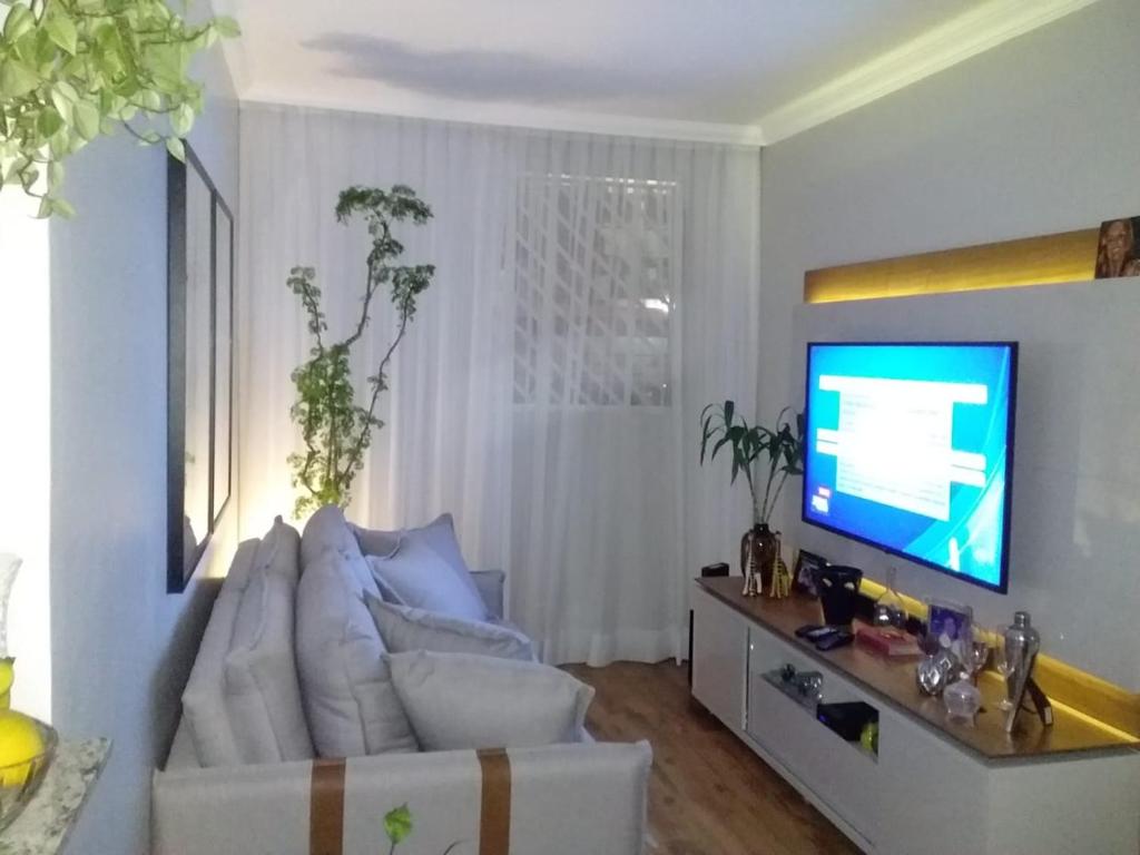 TV a/nebo společenská místnost v ubytování Apartamento compartilhado quarto com suite