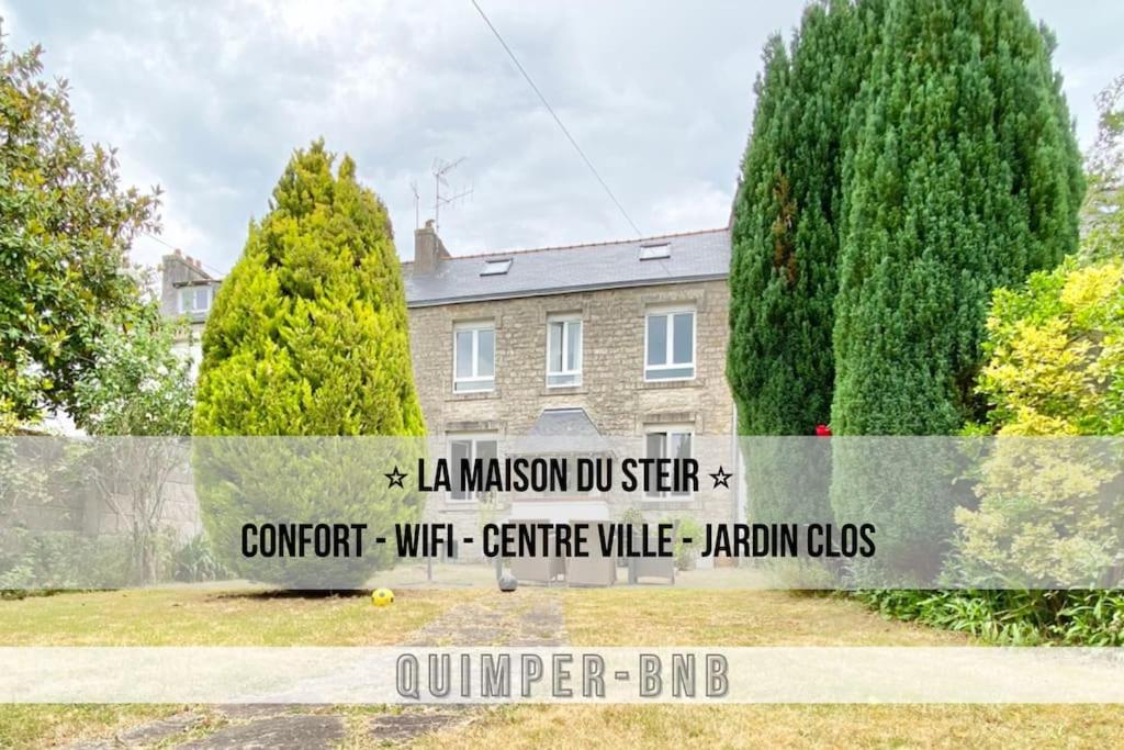 une maison avec un panneau devant dans l'établissement LA MAISON DU STEIR - Villa Jardin en centre ville, à Quimper