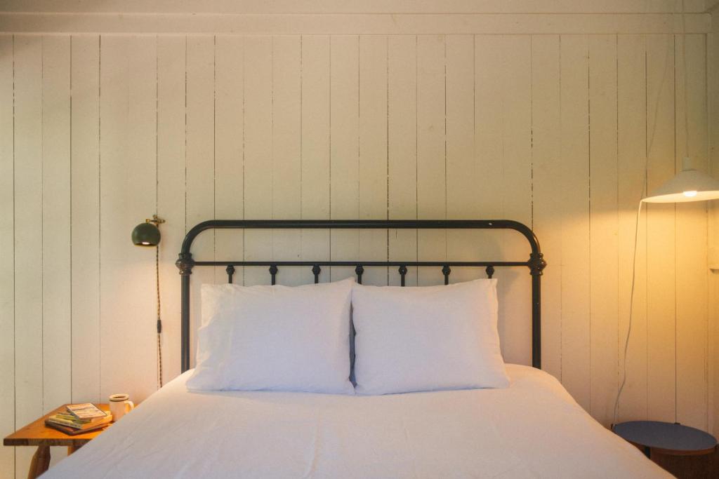 Johnson's Beach Cabins and Campground - Historic Bungalow - Queen Kitchenette