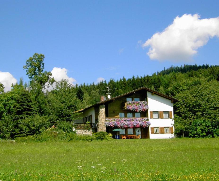 Landhaus Wildfeuer في Kirchdorf im Wald: منزل عليه زهور