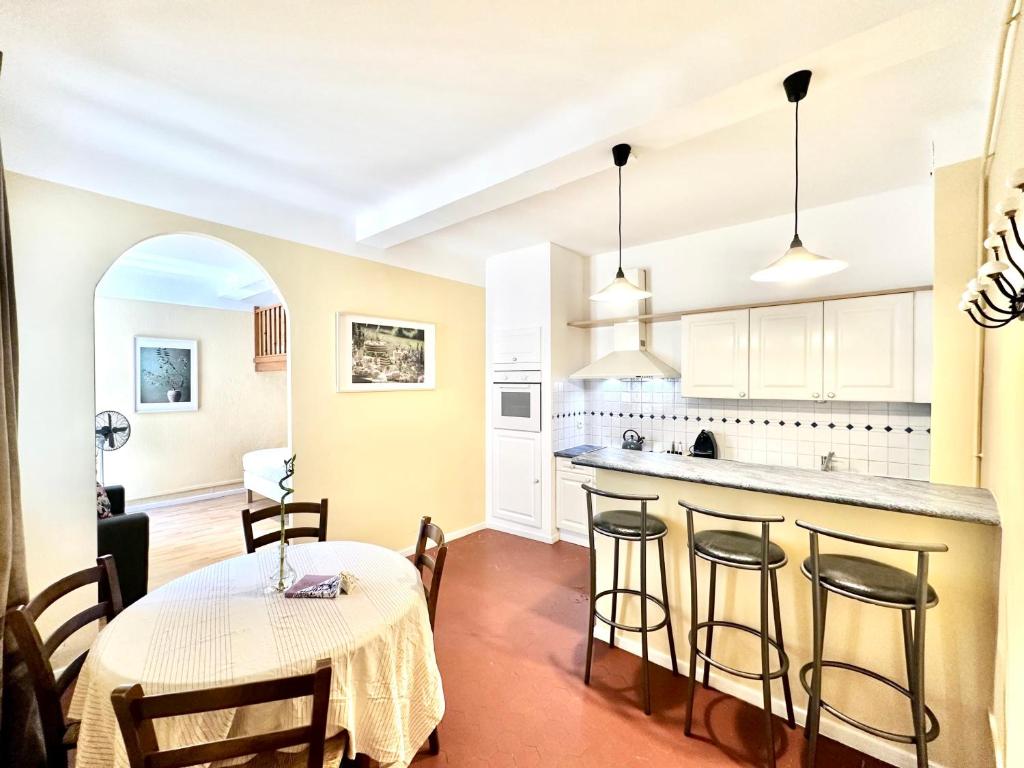 une cuisine et une salle à manger avec une table et des chaises dans l'établissement Ersextius RL Aix-en-Provence, à Aix-en-Provence
