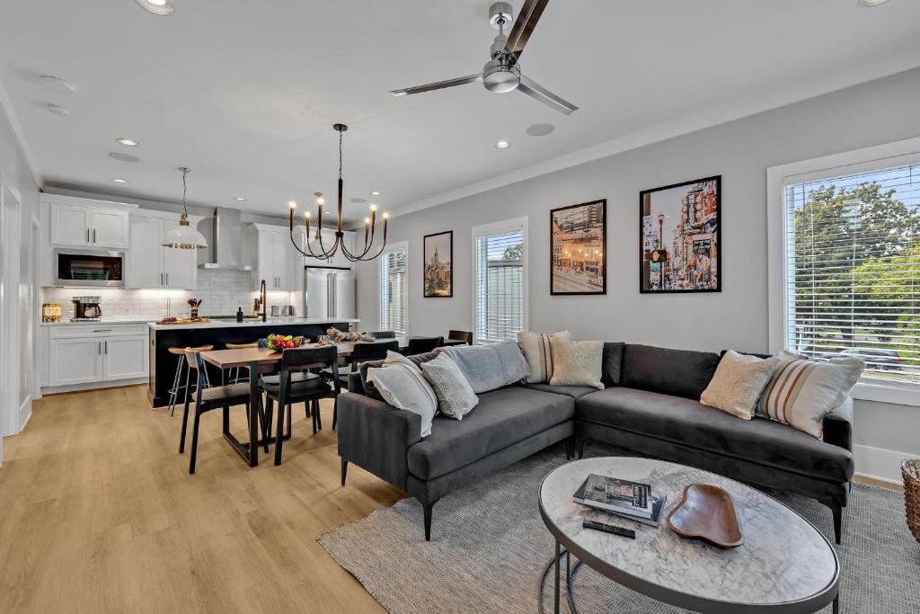 una sala de estar con un sofá y una mesa en Tenor - Private Rooftop - 8 mins to Broadway, en Nashville
