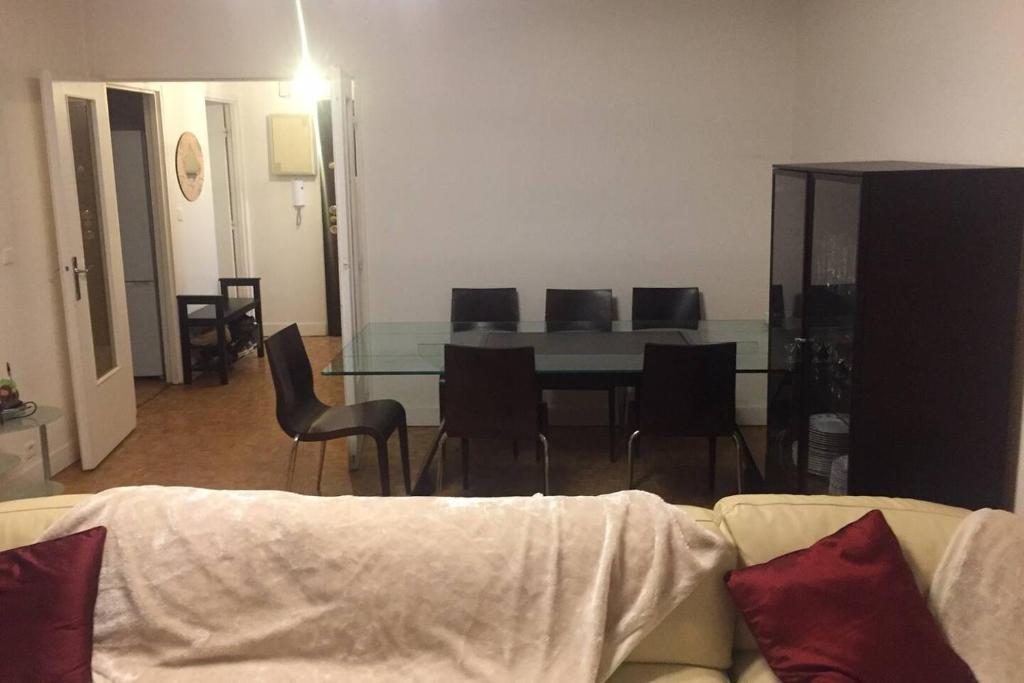 un salon avec une table et des chaises de salle à manger dans l'établissement Résidence proche gare RER, à Noisy-le-Grand