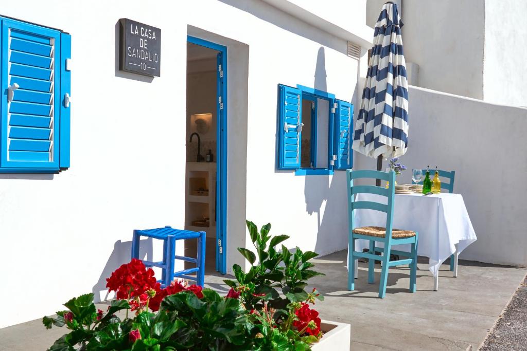 El PrisにあるLa Casa De Sandalioのパティオにテーブルと椅子と傘